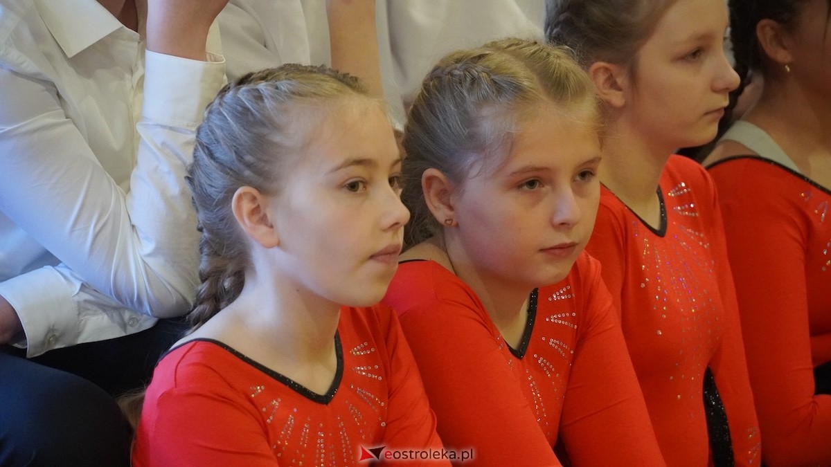 Uroczysty Dzień Patrona w SP nr 6. Święto Orła Białego i... wielka niespodzianka dla uczniów! [7.11.2025] - zdjęcie #101 - eOstroleka.pl