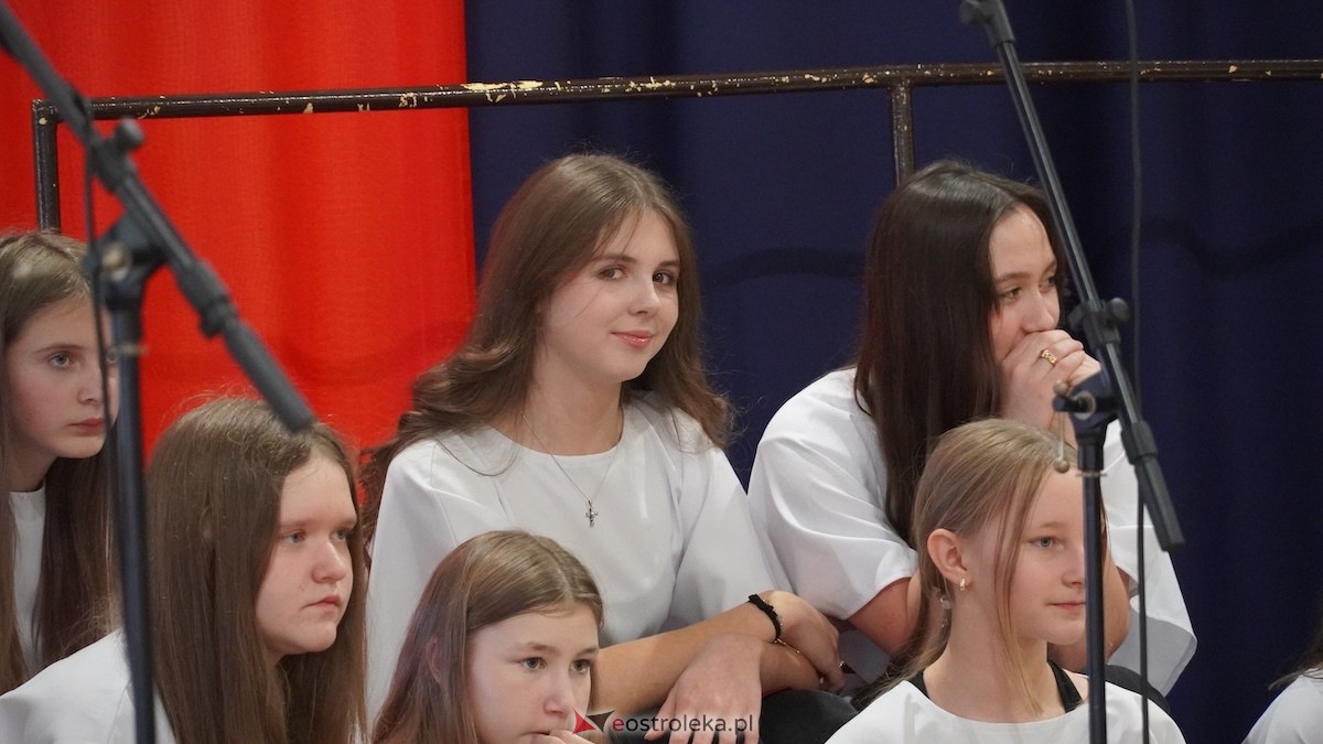 Uroczysty Dzień Patrona w SP nr 6. Święto Orła Białego i... wielka niespodzianka dla uczniów! [7.11.2025] - zdjęcie #99 - eOstroleka.pl