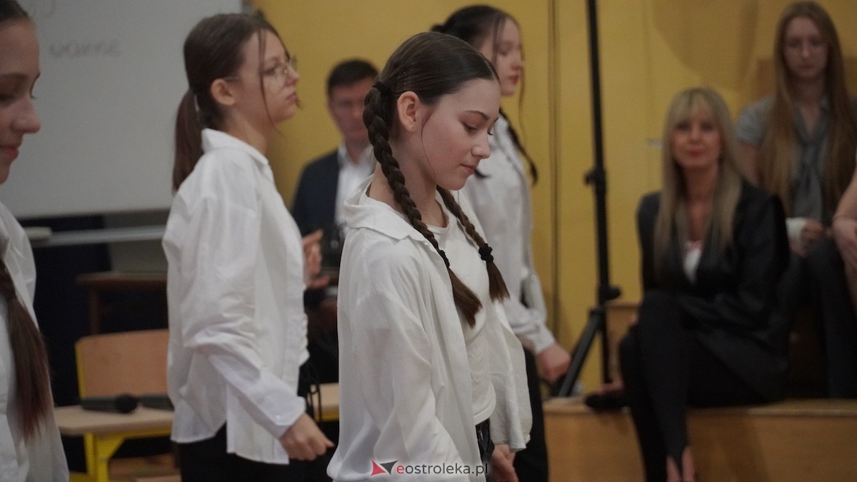 Uroczysty Dzień Patrona w SP nr 6. Święto Orła Białego i... wielka niespodzianka dla uczniów! [7.11.2025] - zdjęcie #98 - eOstroleka.pl