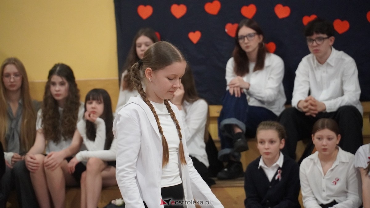 Uroczysty Dzień Patrona w SP nr 6. Święto Orła Białego i... wielka niespodzianka dla uczniów! [7.11.2025] - zdjęcie #97 - eOstroleka.pl
