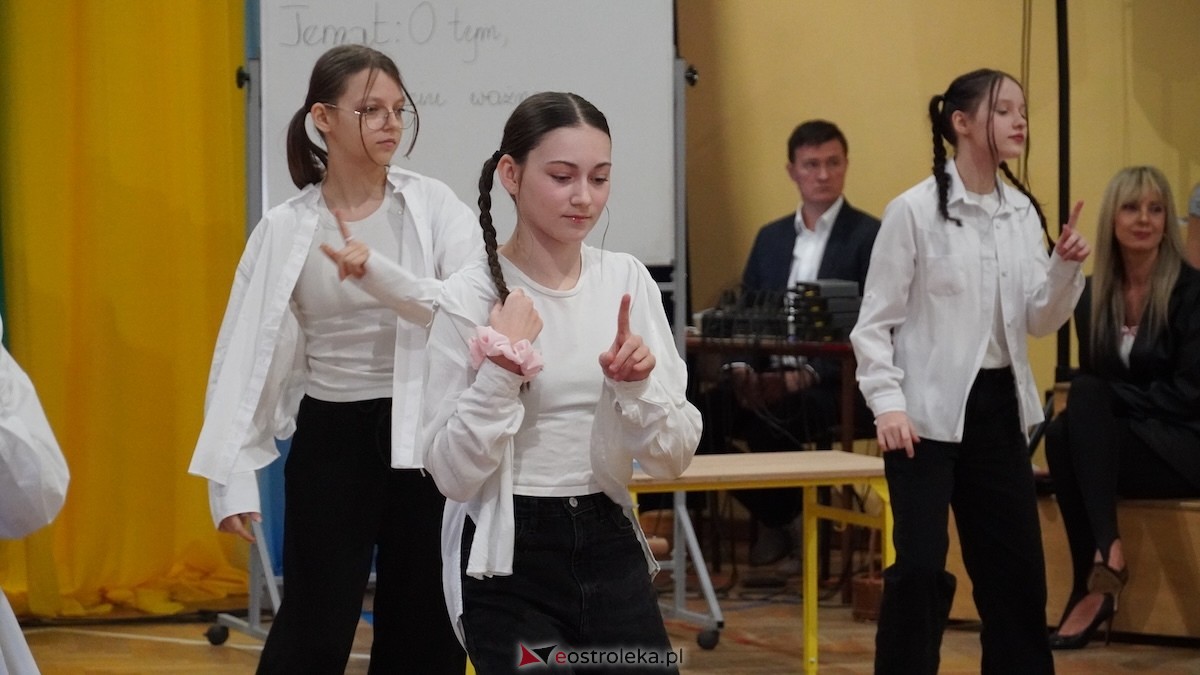 Uroczysty Dzień Patrona w SP nr 6. Święto Orła Białego i... wielka niespodzianka dla uczniów! [7.11.2025] - zdjęcie #94 - eOstroleka.pl