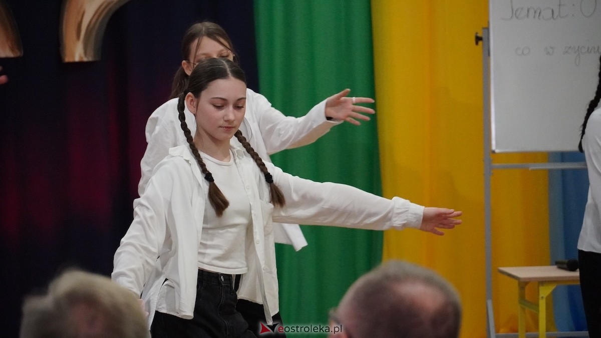 Uroczysty Dzień Patrona w SP nr 6. Święto Orła Białego i... wielka niespodzianka dla uczniów! [7.11.2025] - zdjęcie #85 - eOstroleka.pl
