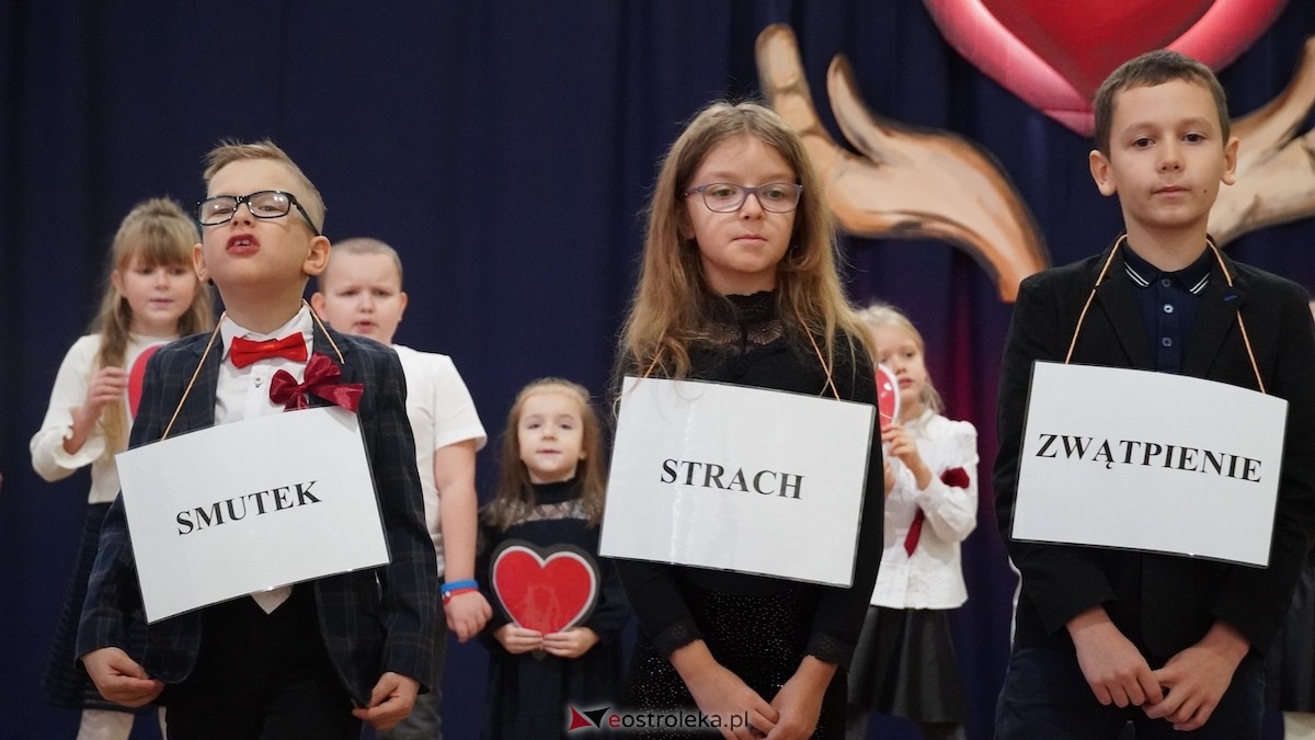 Uroczysty Dzień Patrona w SP nr 6. Święto Orła Białego i... wielka niespodzianka dla uczniów! [7.11.2025] - zdjęcie #84 - eOstroleka.pl