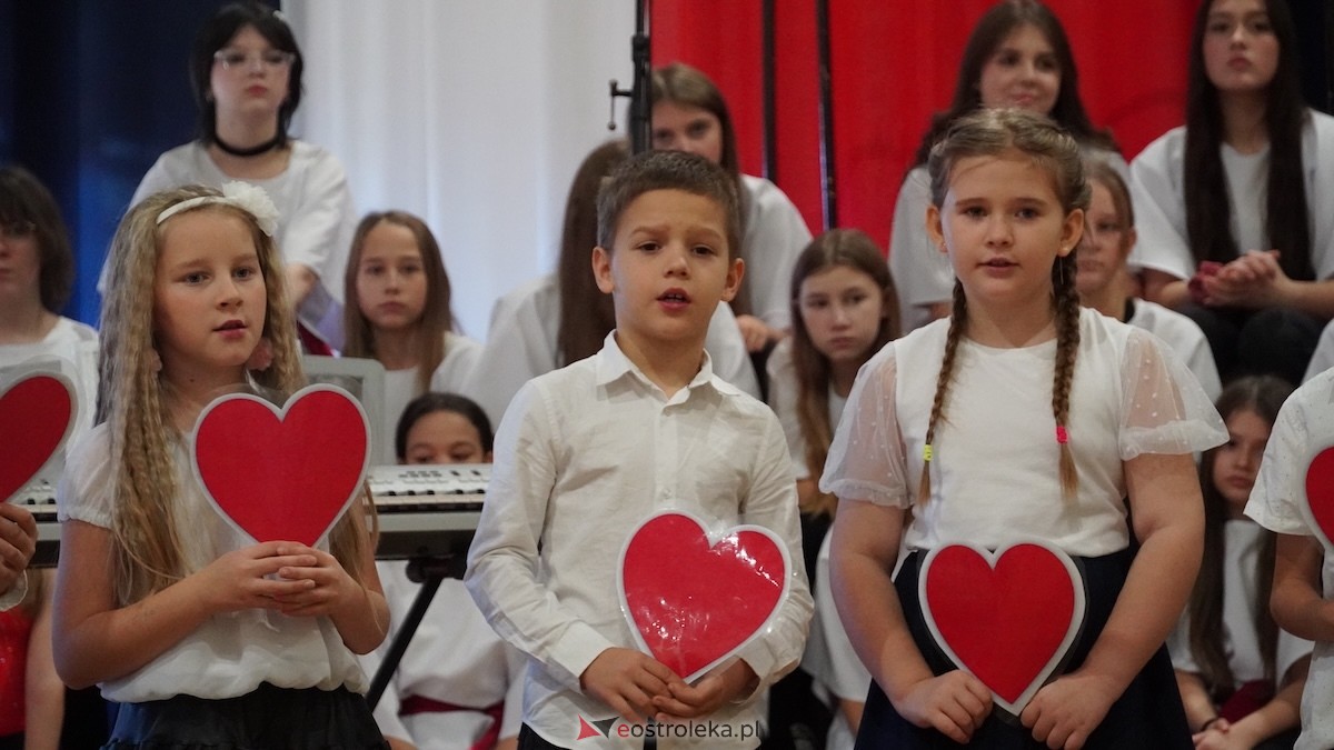 Uroczysty Dzień Patrona w SP nr 6. Święto Orła Białego i... wielka niespodzianka dla uczniów! [7.11.2025] - zdjęcie #80 - eOstroleka.pl