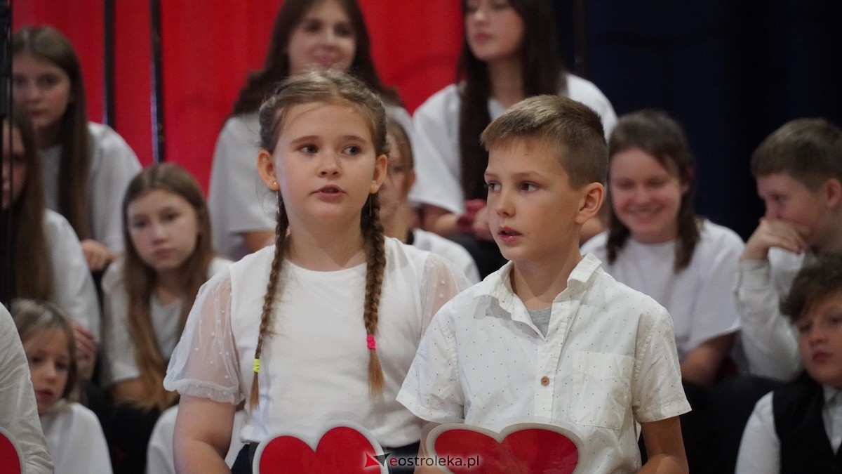Uroczysty Dzień Patrona w SP nr 6. Święto Orła Białego i... wielka niespodzianka dla uczniów! [7.11.2025] - zdjęcie #79 - eOstroleka.pl