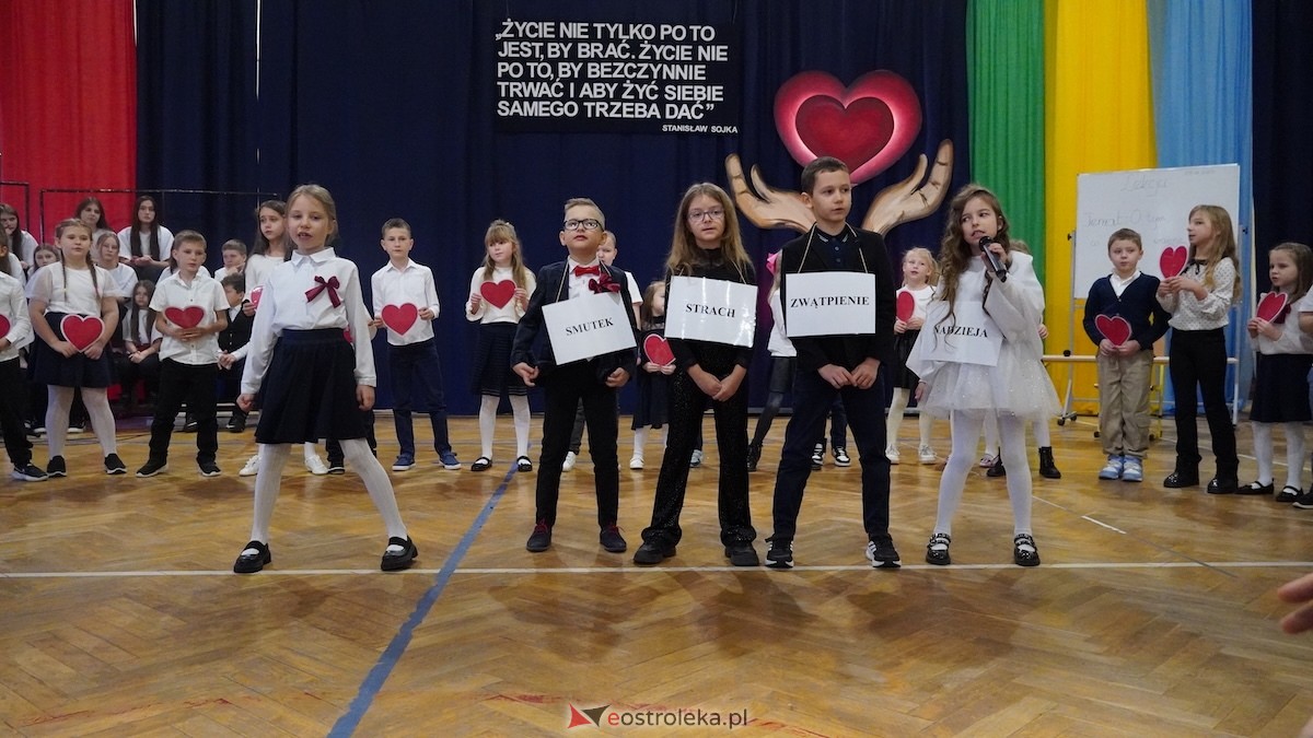 Uroczysty Dzień Patrona w SP nr 6. Święto Orła Białego i... wielka niespodzianka dla uczniów! [7.11.2025] - zdjęcie #76 - eOstroleka.pl