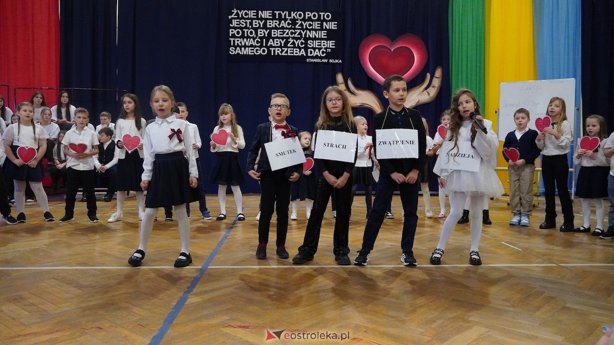Uroczysty Dzień Patrona w SP nr 6. Święto Orła Białego i... wielka niespodzianka dla uczniów! [7.11.2025] - zdjęcie #75 - eOstroleka.pl