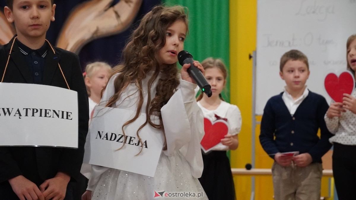 Uroczysty Dzień Patrona w SP nr 6. Święto Orła Białego i... wielka niespodzianka dla uczniów! [7.11.2025] - zdjęcie #73 - eOstroleka.pl