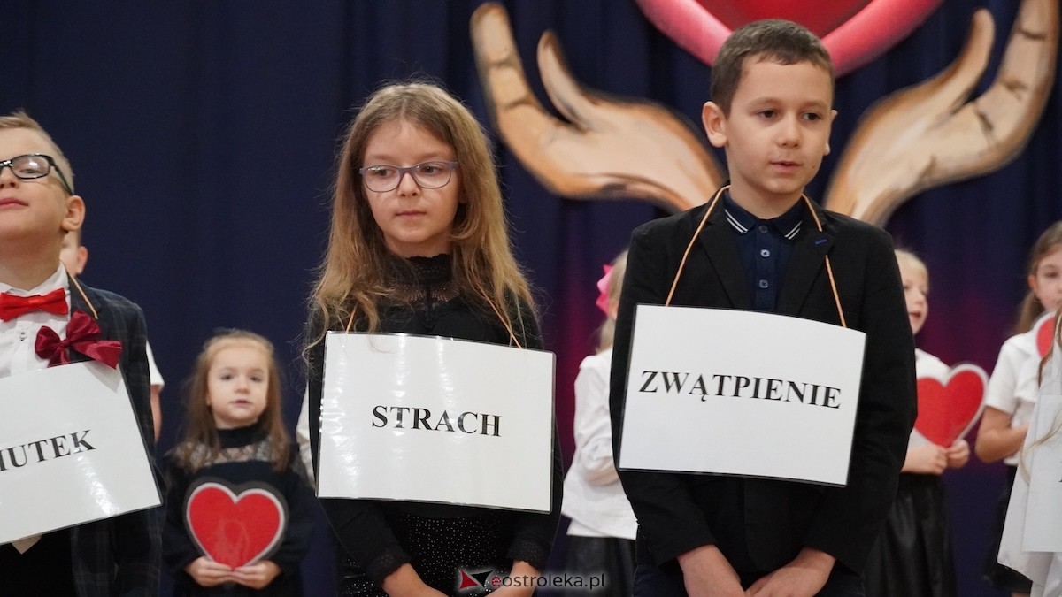 Uroczysty Dzień Patrona w SP nr 6. Święto Orła Białego i... wielka niespodzianka dla uczniów! [7.11.2025] - zdjęcie #69 - eOstroleka.pl