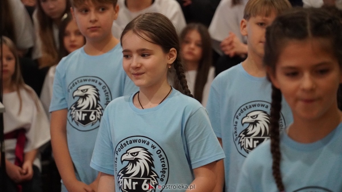 Uroczysty Dzień Patrona w SP nr 6. Święto Orła Białego i... wielka niespodzianka dla uczniów! [7.11.2025] - zdjęcie #55 - eOstroleka.pl