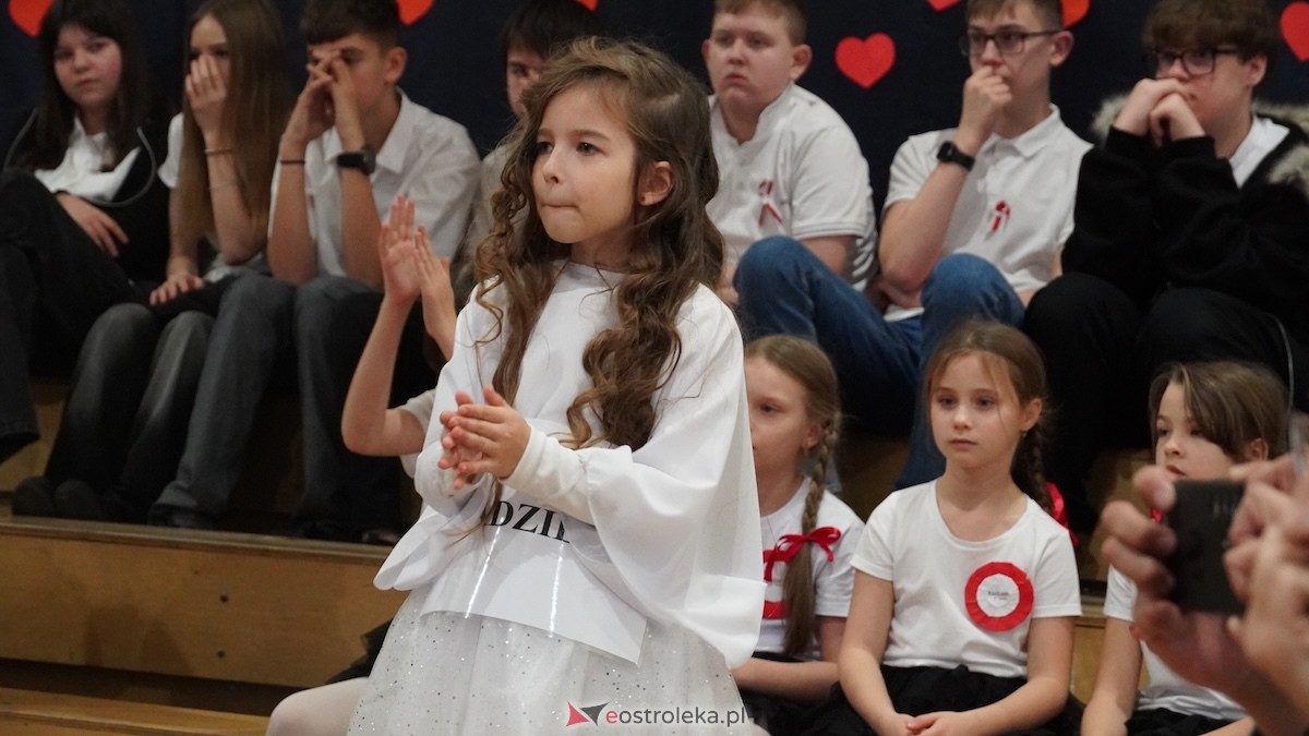 Uroczysty Dzień Patrona w SP nr 6. Święto Orła Białego i... wielka niespodzianka dla uczniów! [7.11.2025] - zdjęcie #44 - eOstroleka.pl