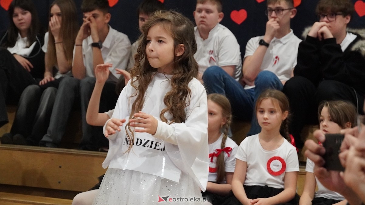Uroczysty Dzień Patrona w SP nr 6. Święto Orła Białego i... wielka niespodzianka dla uczniów! [7.11.2025] - zdjęcie #43 - eOstroleka.pl