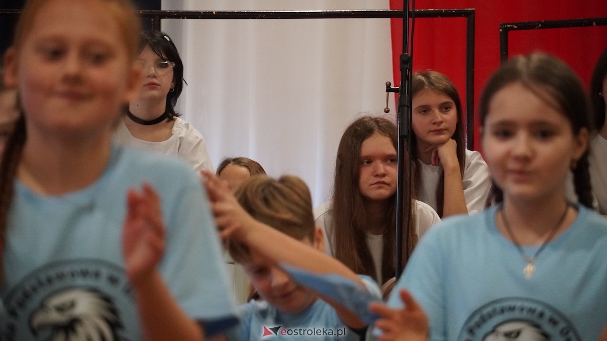 Uroczysty Dzień Patrona w SP nr 6. Święto Orła Białego i... wielka niespodzianka dla uczniów! [7.11.2025] - zdjęcie #41 - eOstroleka.pl