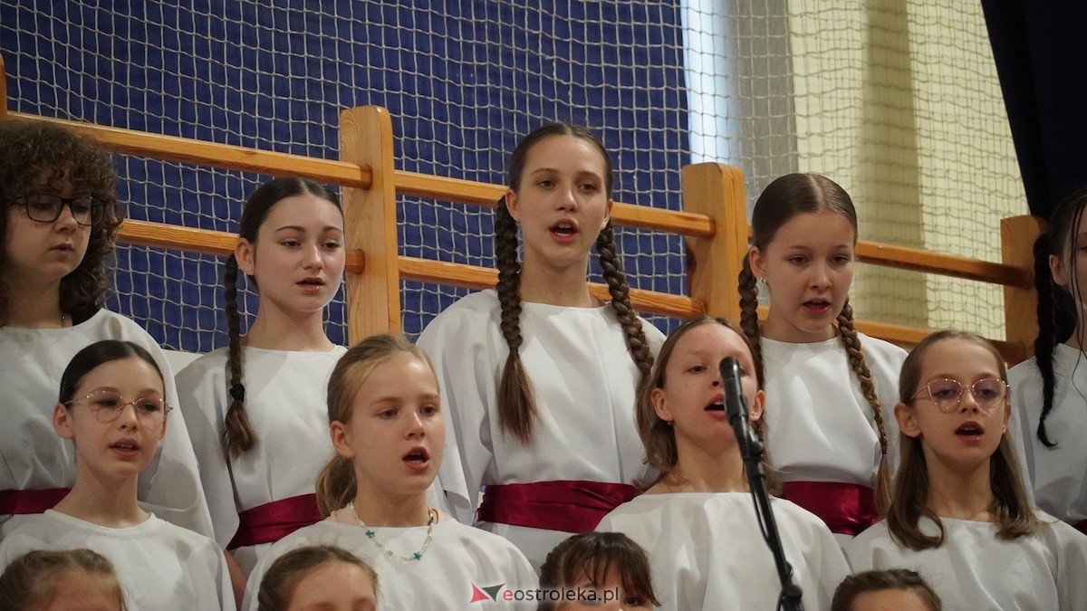 Uroczysty Dzień Patrona w SP nr 6. Święto Orła Białego i... wielka niespodzianka dla uczniów! [7.11.2025] - zdjęcie #28 - eOstroleka.pl