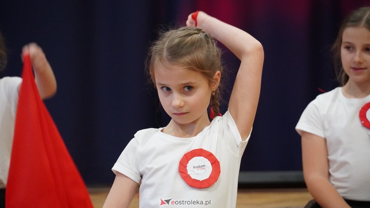 Uroczysty Dzień Patrona w SP nr 6. Święto Orła Białego i... wielka niespodzianka dla uczniów! [7.11.2025] - zdjęcie #18 - eOstroleka.pl