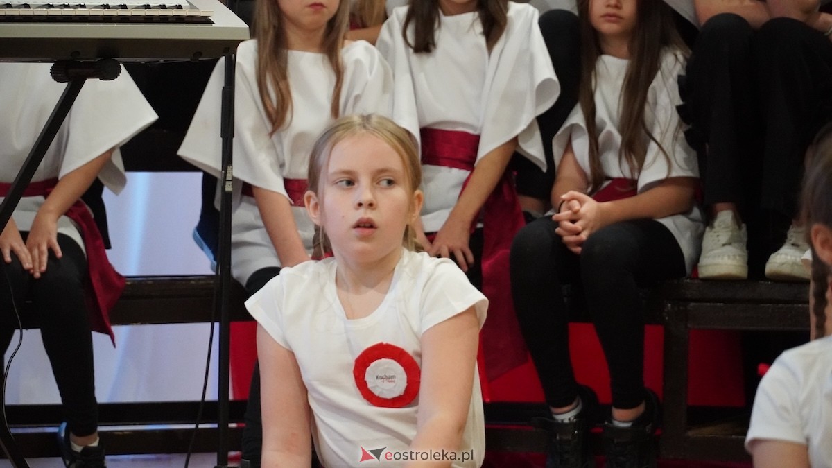 Uroczysty Dzień Patrona w SP nr 6. Święto Orła Białego i... wielka niespodzianka dla uczniów! [7.11.2025] - zdjęcie #13 - eOstroleka.pl