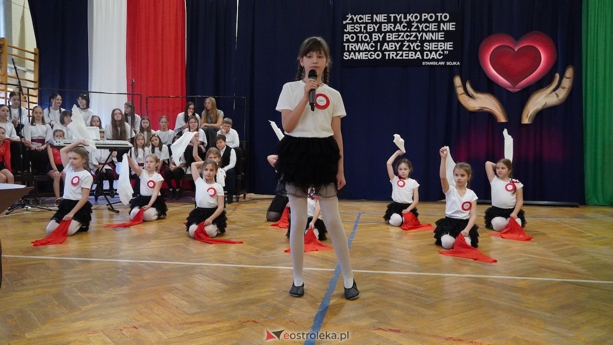 Uroczysty Dzień Patrona w SP nr 6. Święto Orła Białego i... wielka niespodzianka dla uczniów! [7.11.2025] - zdjęcie #11 - eOstroleka.pl