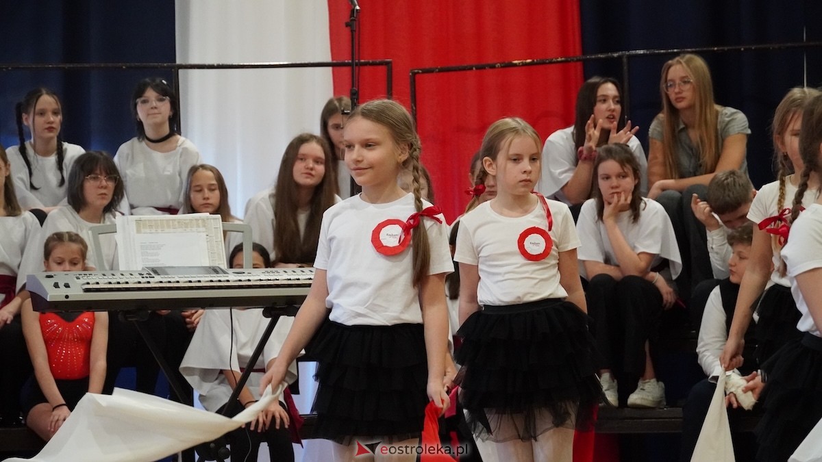 Uroczysty Dzień Patrona w SP nr 6. Święto Orła Białego i... wielka niespodzianka dla uczniów! [7.11.2025] - zdjęcie #8 - eOstroleka.pl