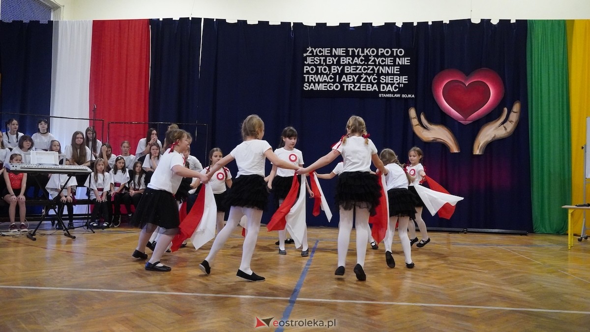 Uroczysty Dzień Patrona w SP nr 6. Święto Orła Białego i... wielka niespodzianka dla uczniów! [7.11.2025] - zdjęcie #7 - eOstroleka.pl
