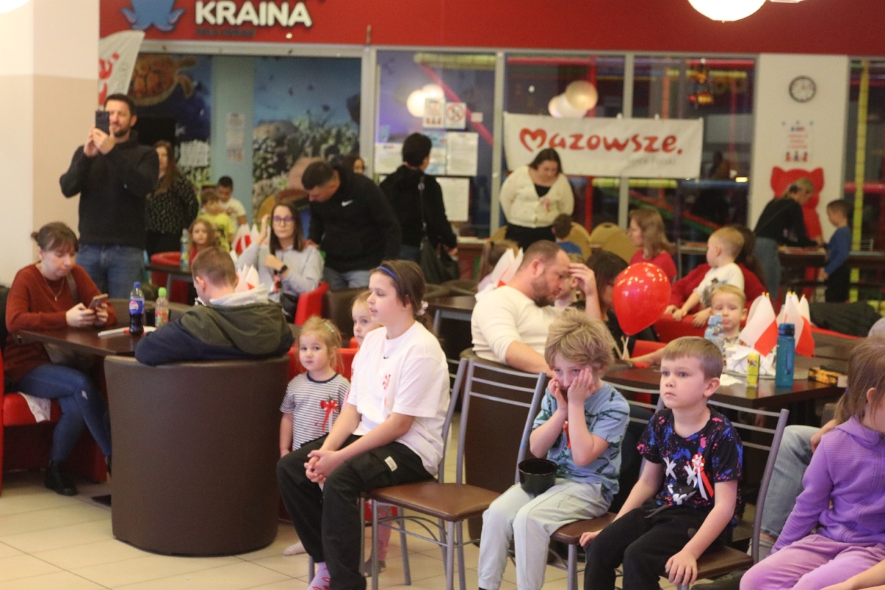 Rodzinny Dzień Niepodległości w Morskiej Krainie [9.11.2025] - zdjęcie #90 - eOstroleka.pl