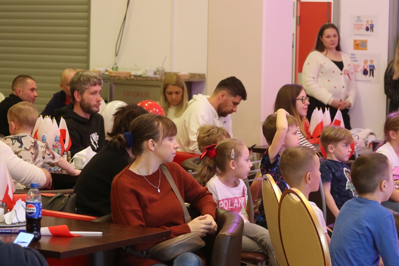 Rodzinny Dzień Niepodległości w Morskiej Krainie [9.11.2025] - zdjęcie #12 - eOstroleka.pl