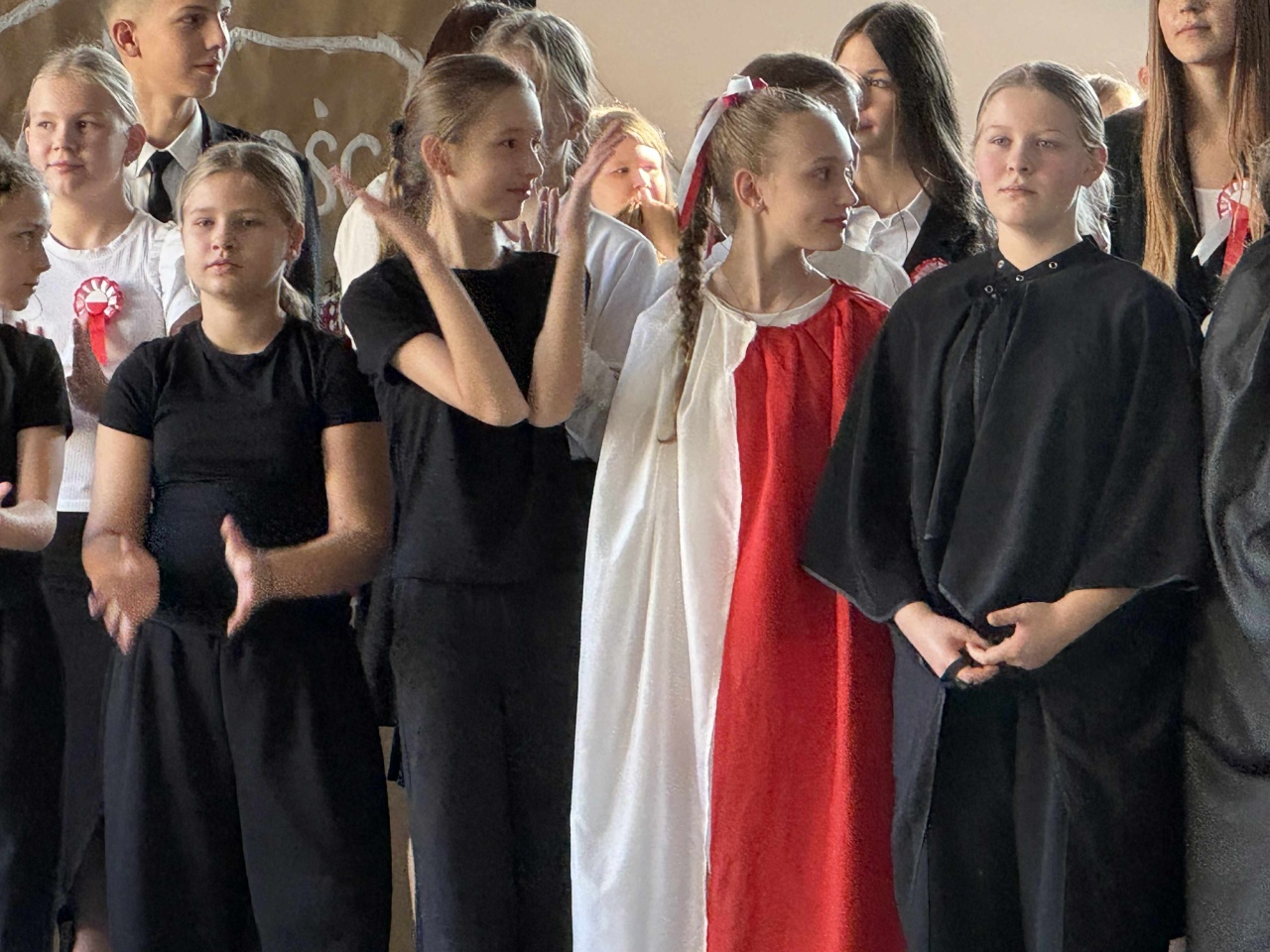 Uroczysty apel z okazji Święta Niepodległości w SP 10 - zdjęcie #22 - eOstroleka.pl