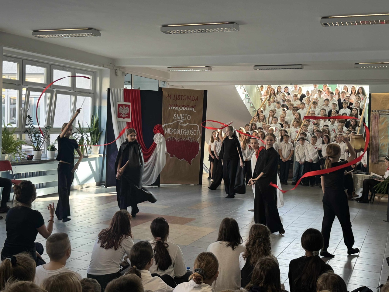 Uroczysty apel z okazji Święta Niepodległości w SP 10 - zdjęcie #13 - eOstroleka.pl