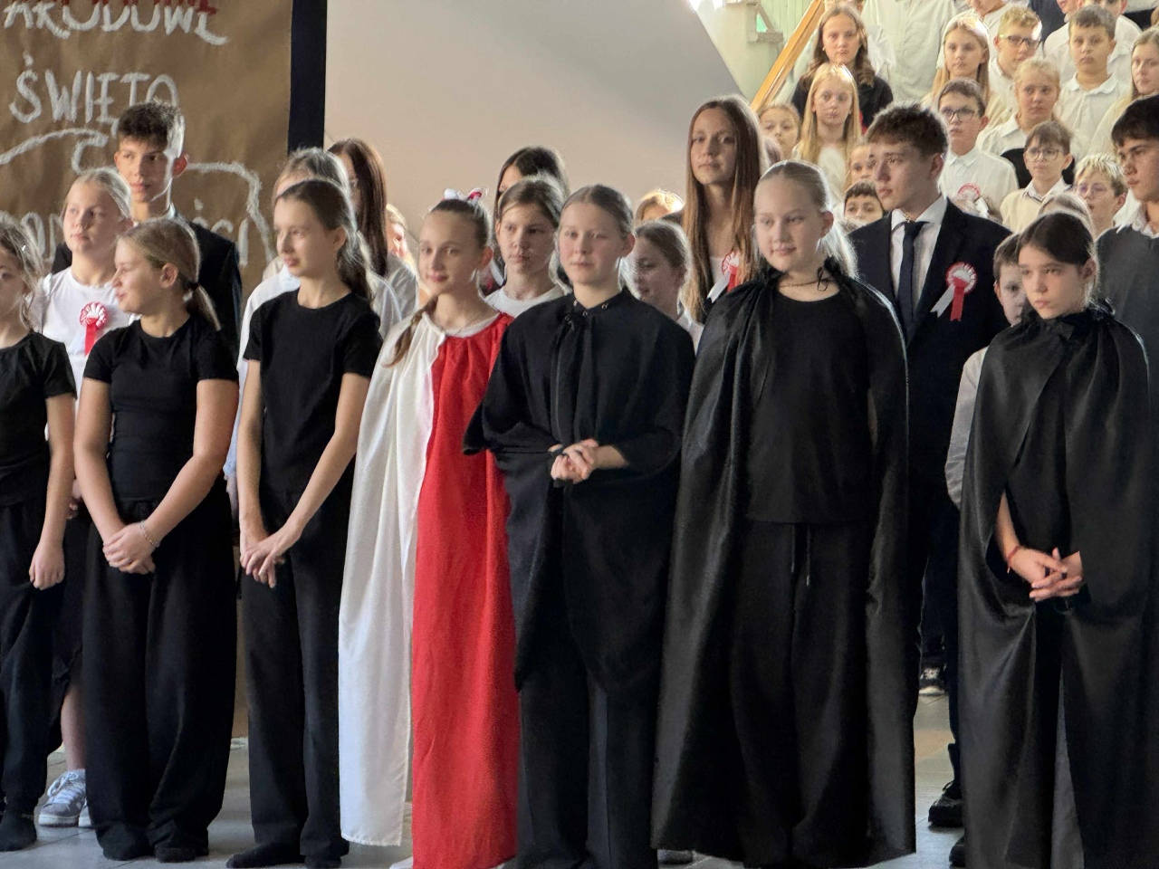 Uroczysty apel z okazji Święta Niepodległości w SP 10 - zdjęcie #19 - eOstroleka.pl