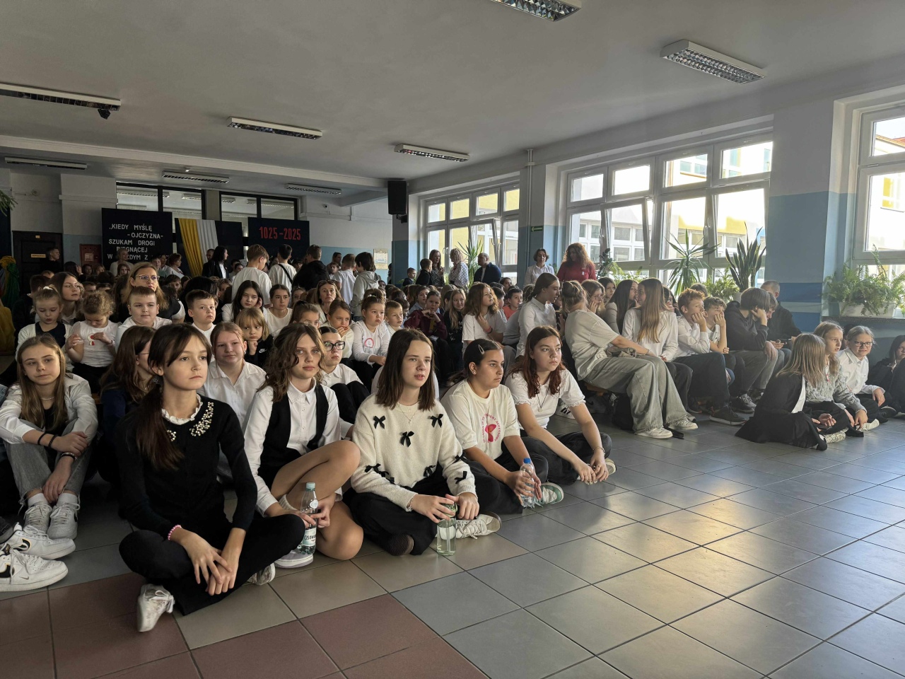 Uroczysty apel z okazji Święta Niepodległości w SP 10 - zdjęcie #2 - eOstroleka.pl