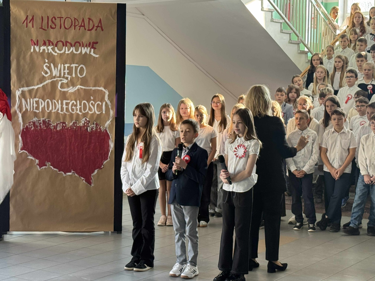 Uroczysty apel z okazji Święta Niepodległości w SP 10 - zdjęcie #10 - eOstroleka.pl