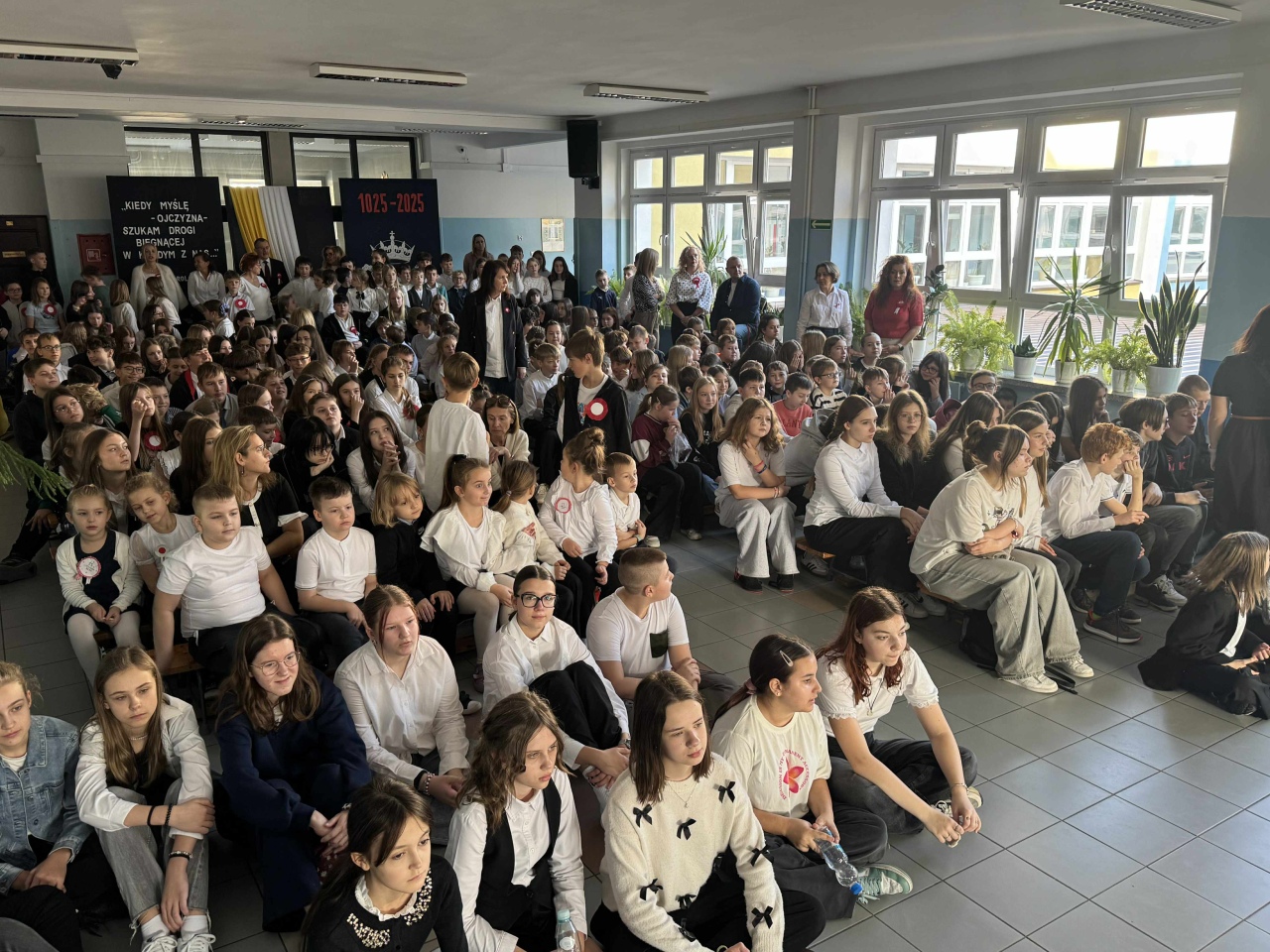 Uroczysty apel z okazji Święta Niepodległości w SP 10 - zdjęcie #5 - eOstroleka.pl