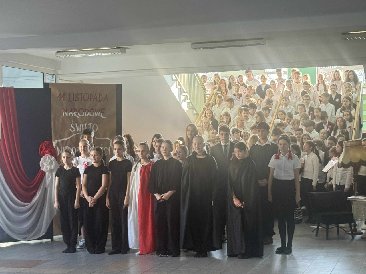 Uroczysty apel z okazji Święta Niepodległości w SP 10 - zdjęcie #18 - eOstroleka.pl