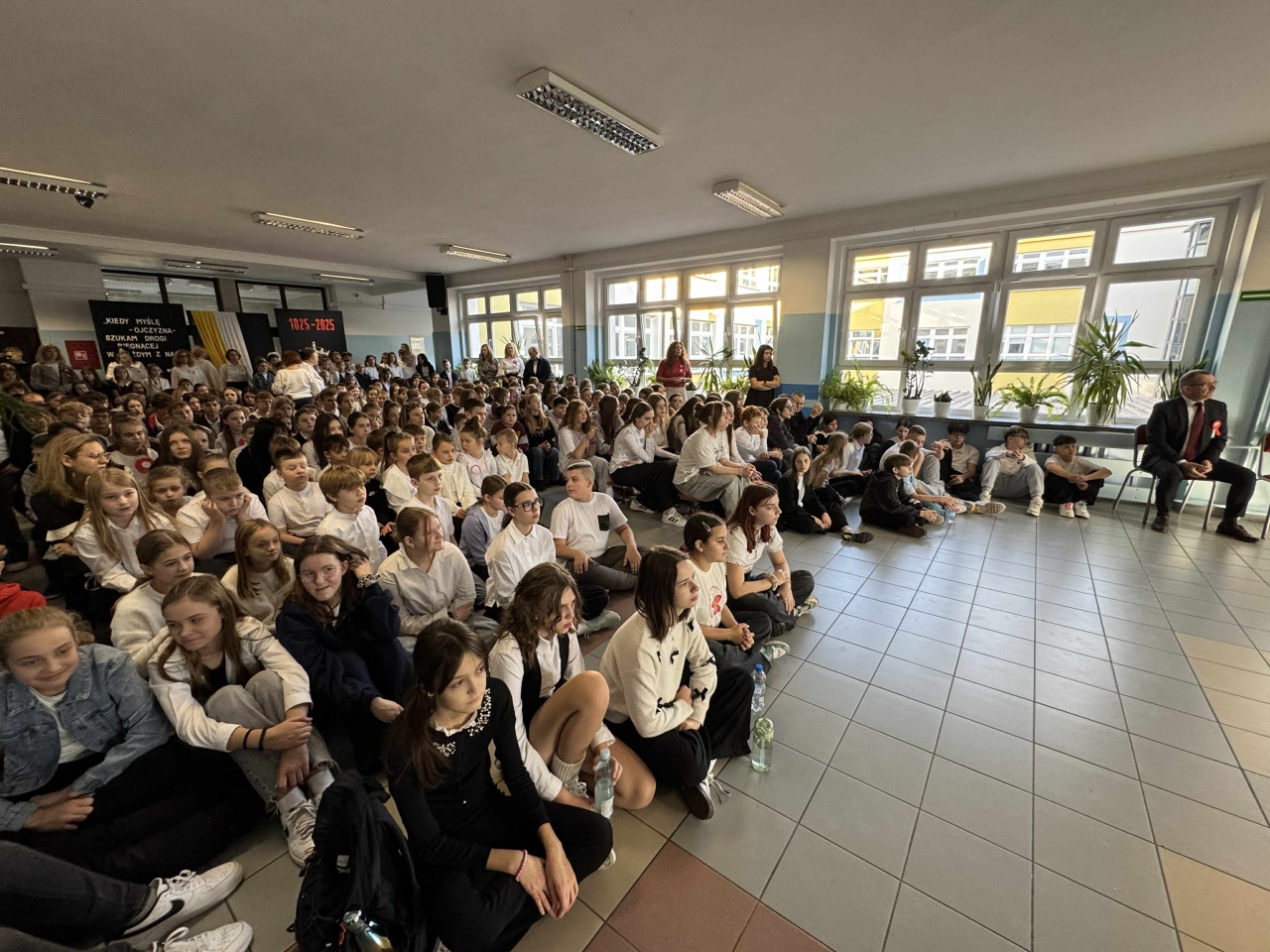 Uroczysty apel z okazji Święta Niepodległości w SP 10 - zdjęcie #9 - eOstroleka.pl