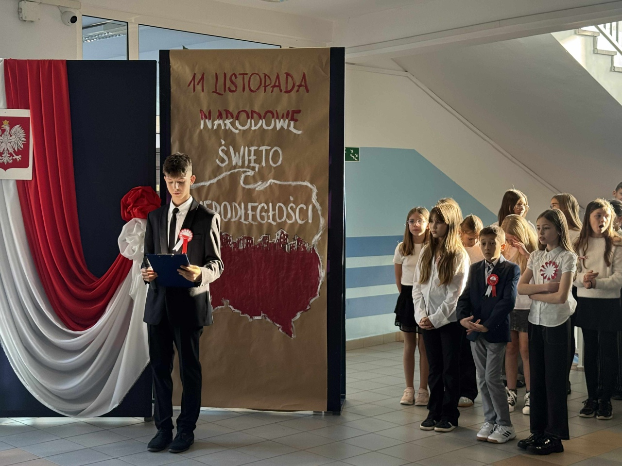 Uroczysty apel z okazji Święta Niepodległości w SP 10 - zdjęcie #6 - eOstroleka.pl