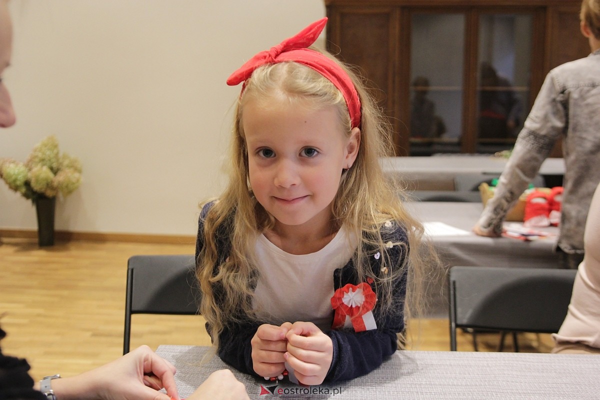 Warsztaty Barwy Niepodległej w Muzeum Kultury Kurpiowskiej [11.11.2025] - zdjęcie #45 - eOstroleka.pl