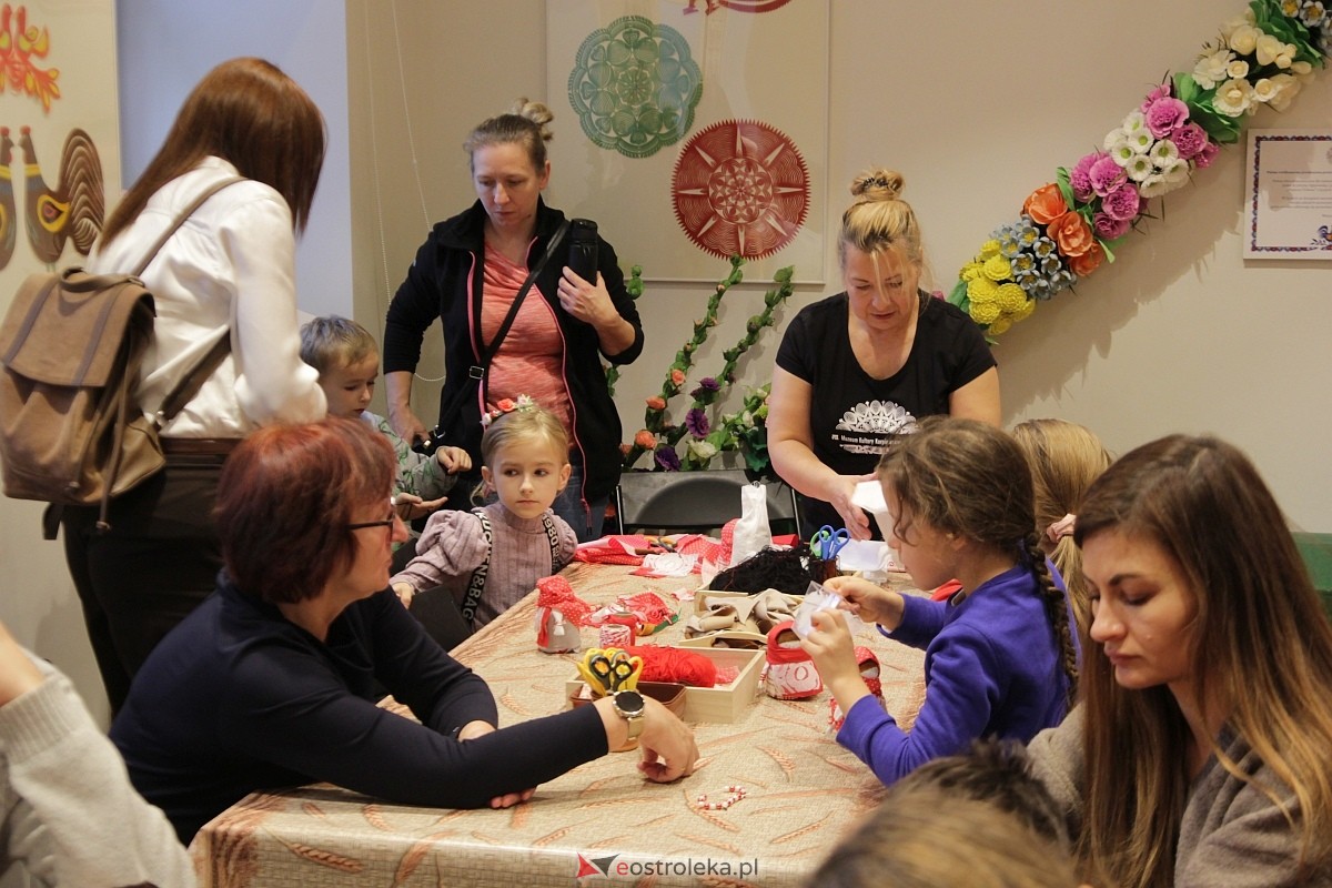Warsztaty Barwy Niepodległej w Muzeum Kultury Kurpiowskiej [11.11.2025] - zdjęcie #40 - eOstroleka.pl