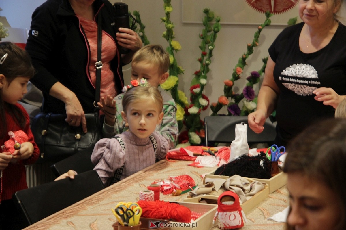 Warsztaty Barwy Niepodległej w Muzeum Kultury Kurpiowskiej [11.11.2025] - zdjęcie #38 - eOstroleka.pl