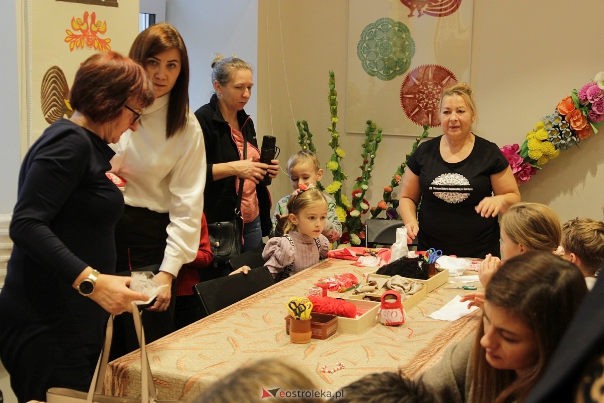Warsztaty Barwy Niepodległej w Muzeum Kultury Kurpiowskiej [11.11.2025] - zdjęcie #37 - eOstroleka.pl