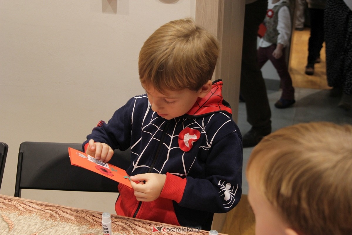 Warsztaty Barwy Niepodległej w Muzeum Kultury Kurpiowskiej [11.11.2025] - zdjęcie #26 - eOstroleka.pl