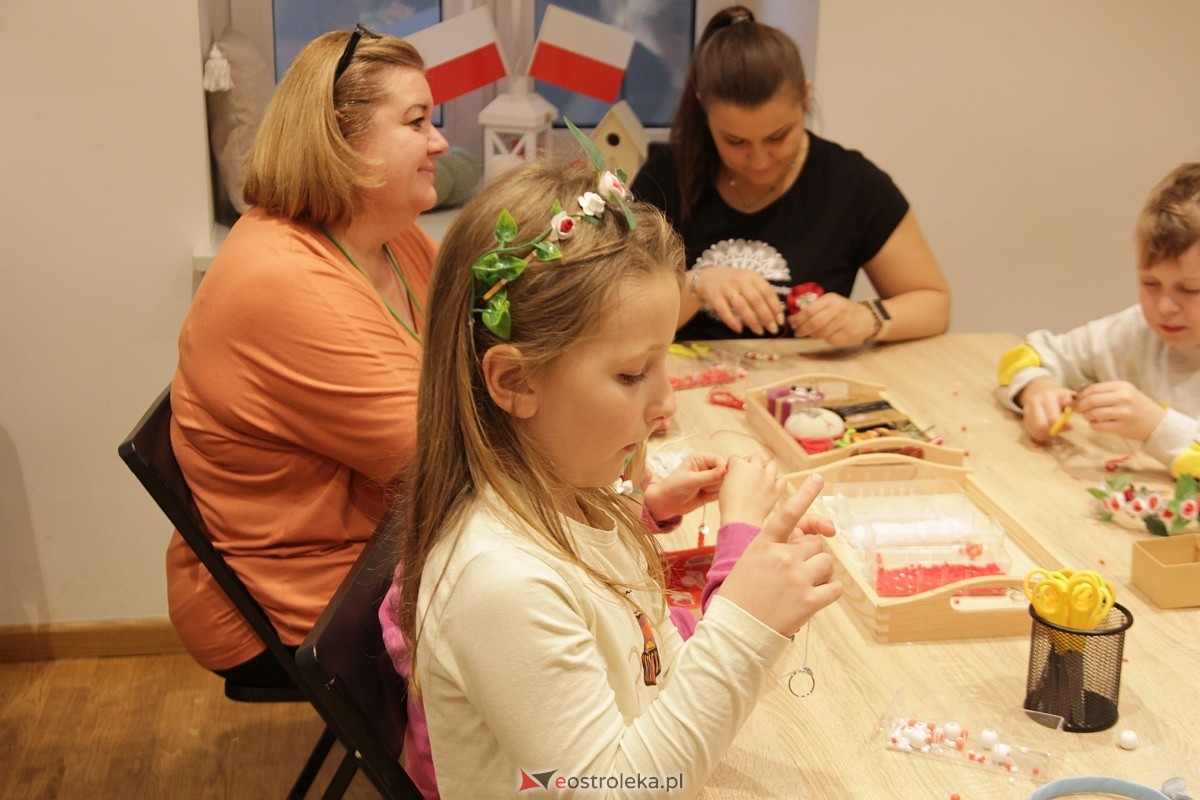 Warsztaty Barwy Niepodległej w Muzeum Kultury Kurpiowskiej [11.11.2025] - zdjęcie #24 - eOstroleka.pl