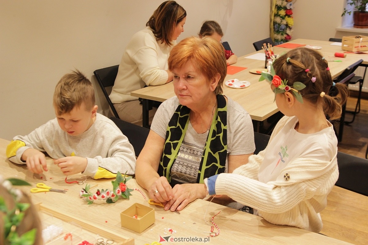 Warsztaty Barwy Niepodległej w Muzeum Kultury Kurpiowskiej [11.11.2025] - zdjęcie #23 - eOstroleka.pl