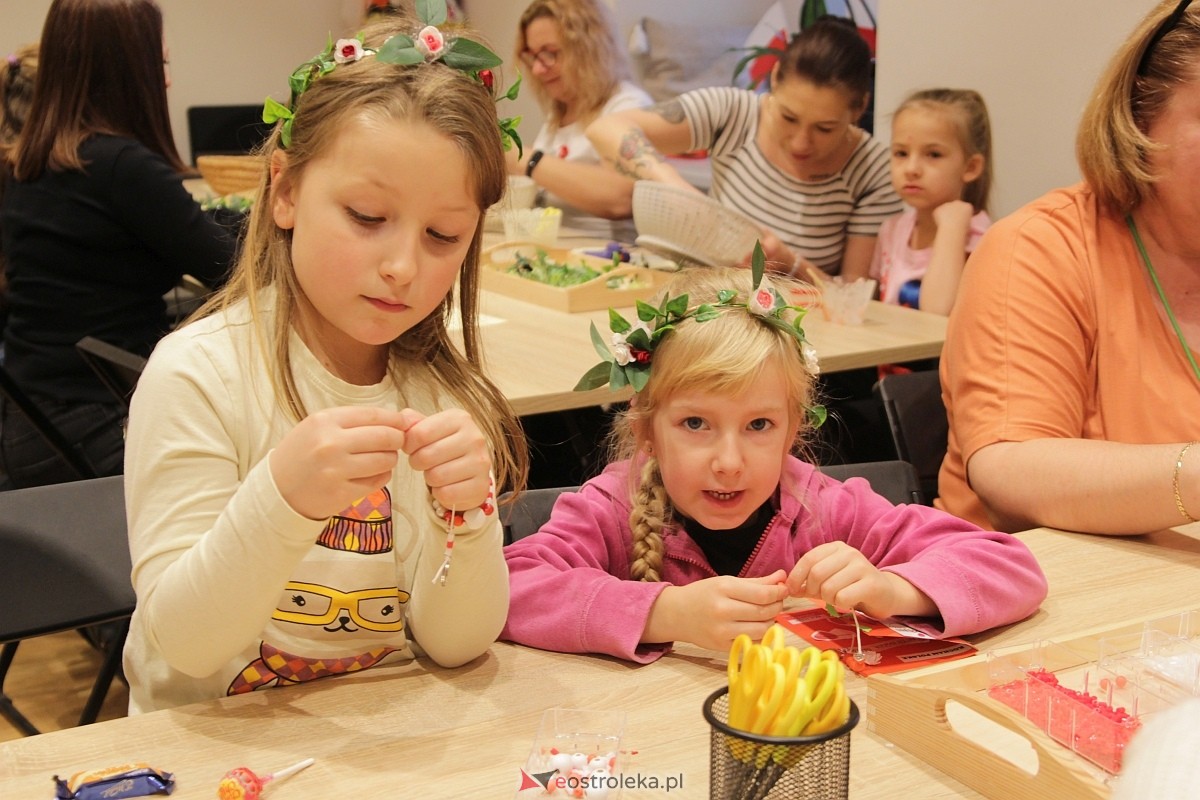 Warsztaty Barwy Niepodległej w Muzeum Kultury Kurpiowskiej [11.11.2025] - zdjęcie #19 - eOstroleka.pl
