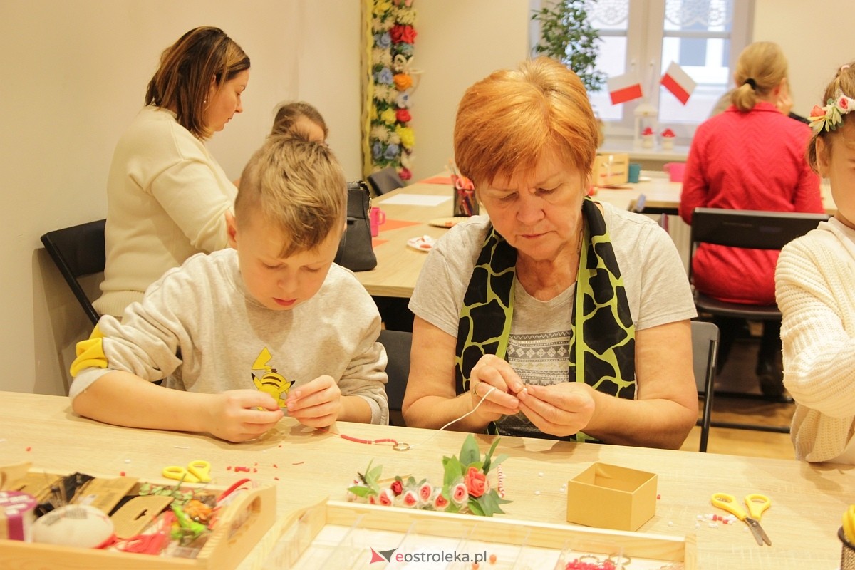 Warsztaty Barwy Niepodległej w Muzeum Kultury Kurpiowskiej [11.11.2025] - zdjęcie #8 - eOstroleka.pl
