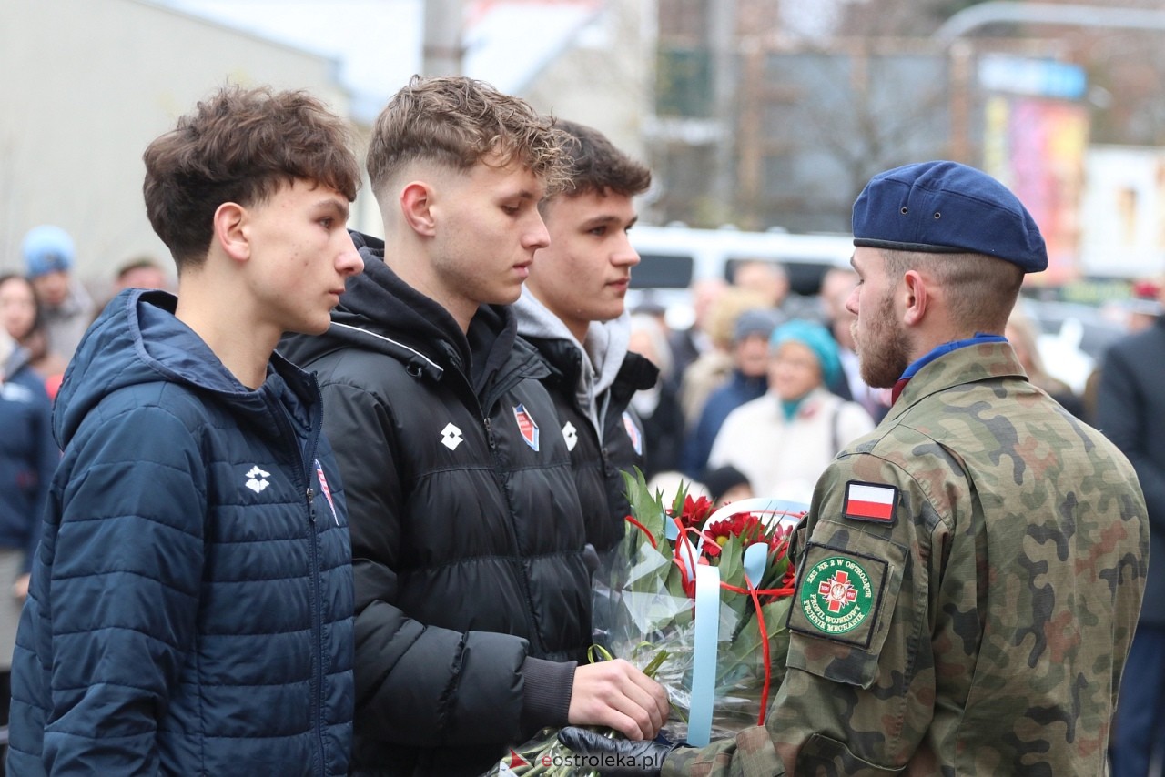 Święto Niepodległości 2025 w Ostrołęce - składanie kwiatów [11.11.2025] - zdjęcie #37 - eOstroleka.pl