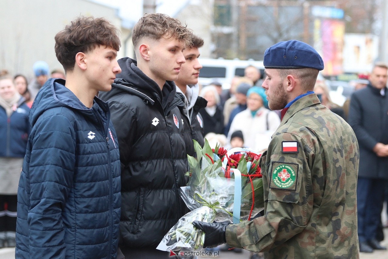 Święto Niepodległości 2025 w Ostrołęce - składanie kwiatów [11.11.2025] - zdjęcie #36 - eOstroleka.pl
