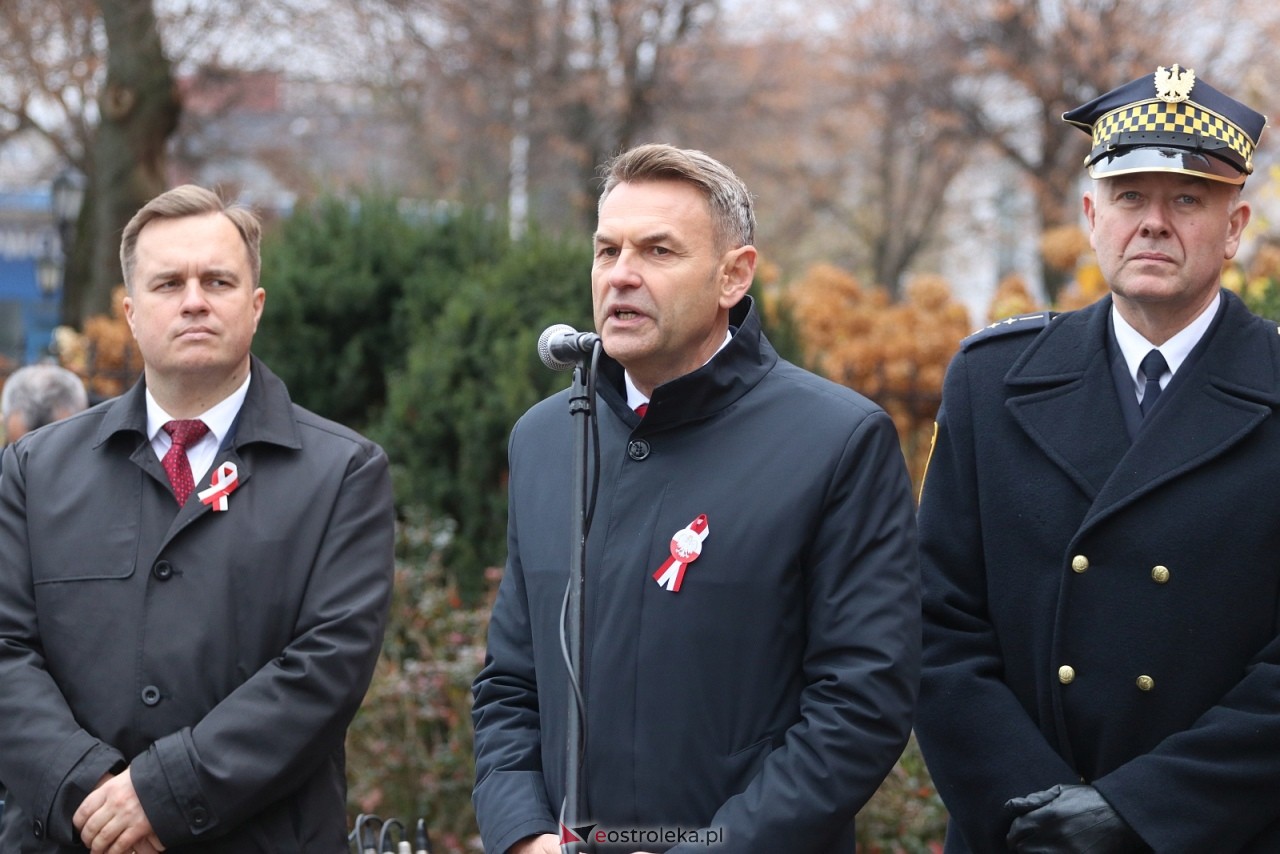 Święto Niepodległości 2025 w Ostrołęce - składanie kwiatów [11.11.2025] - zdjęcie #14 - eOstroleka.pl