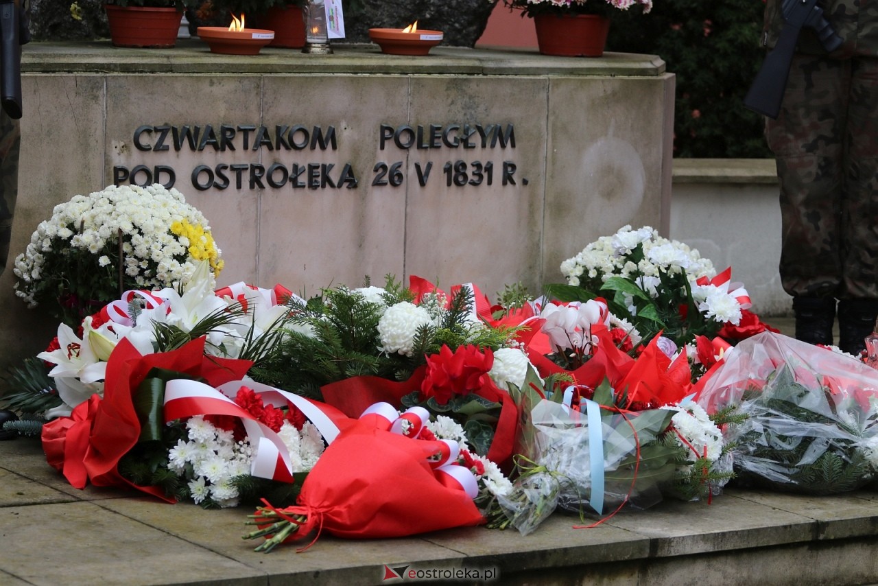 Święto Niepodległości 2025 w Ostrołęce - składanie kwiatów [11.11.2025] - zdjęcie #9 - eOstroleka.pl