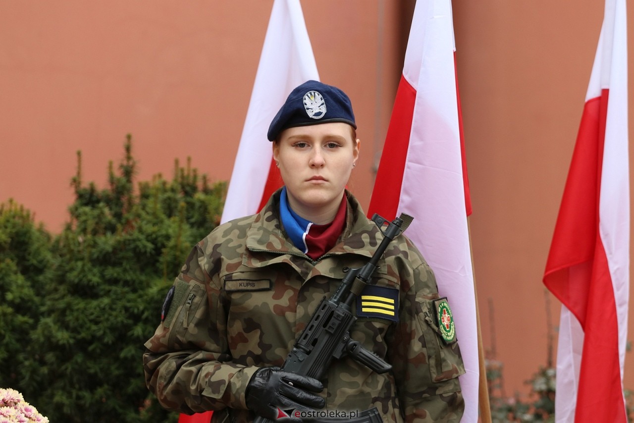 Święto Niepodległości 2025 w Ostrołęce - składanie kwiatów [11.11.2025] - zdjęcie #8 - eOstroleka.pl