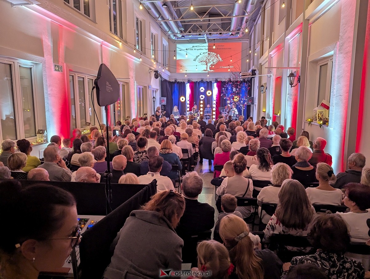 Wspólne śpiewanie pieśni patriotycznych w Muzeum Kultury Kurpiowskiej [11.11.2025] - zdjęcie #48 - eOstroleka.pl
