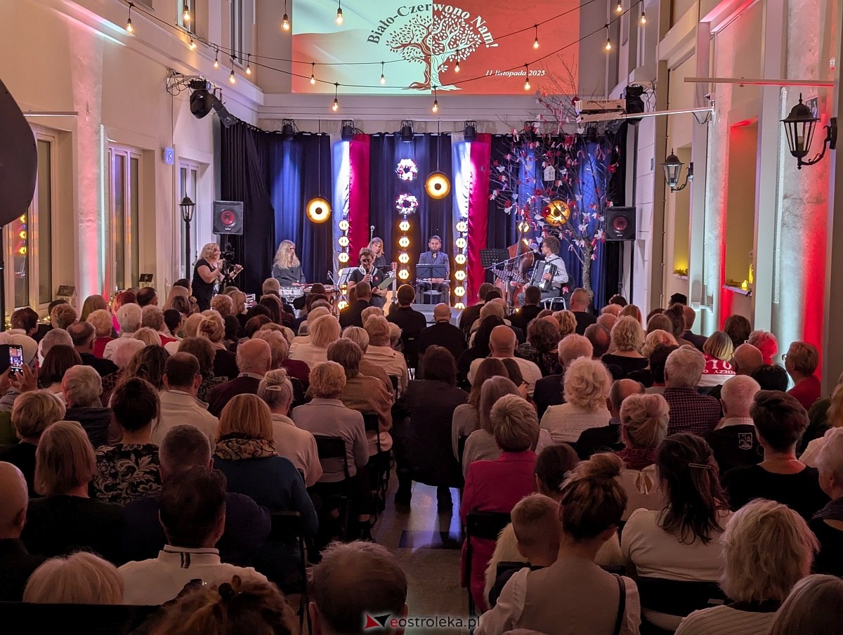 Wspólne śpiewanie pieśni patriotycznych w Muzeum Kultury Kurpiowskiej [11.11.2025] - zdjęcie #47 - eOstroleka.pl
